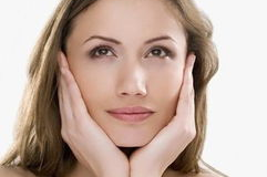 捏耳朵图片,捕捉温馨日常